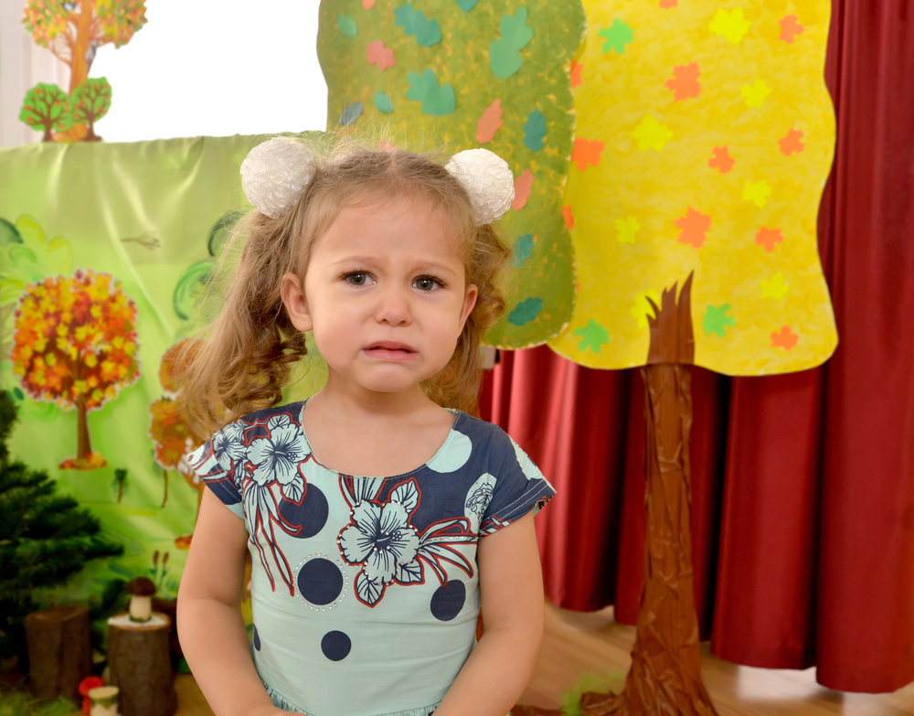 ​Дівчинка плаче в дитячому садку