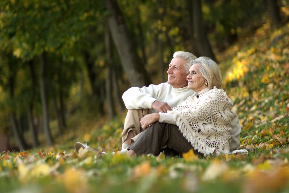 Счастливая пожилая пара в осеннем лесу