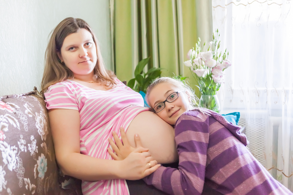 Беременная девочка-подросток с сестрой