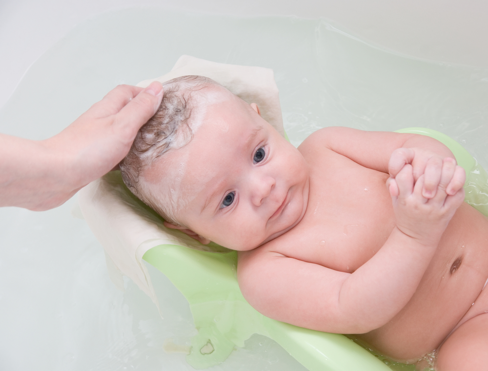 Купание новорожденного с мылом