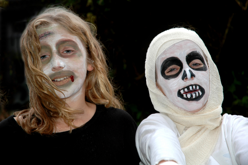 Дети с макияжем зомби и мумии