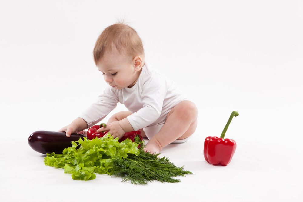 Малыш с баклажаном, овощами и зеленью