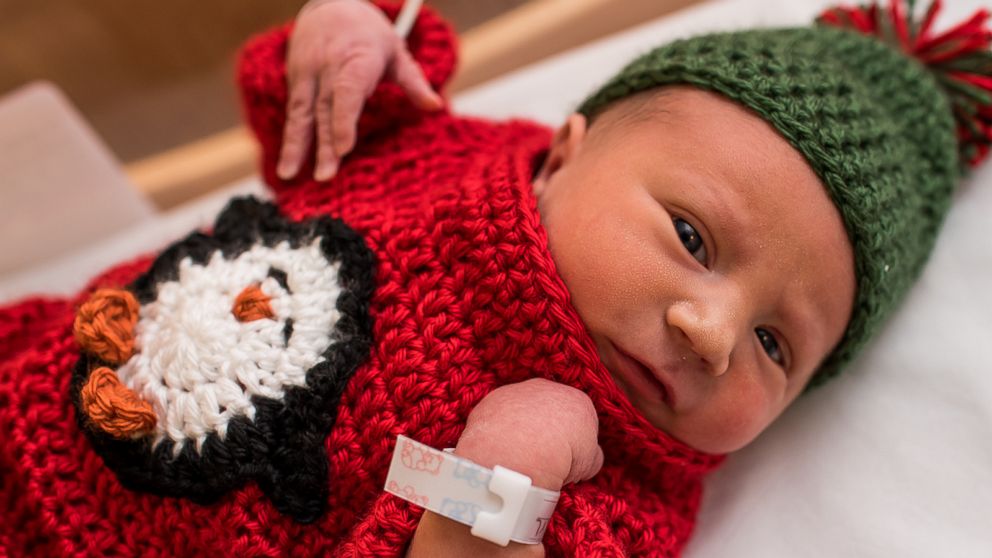 ​Малюк у чарівному новорічному светрі з пінгвіном