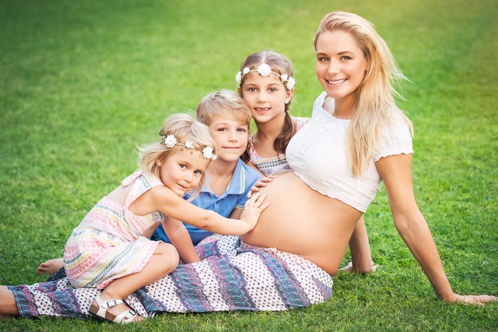 Беременная многодетная мама с тремя детьми