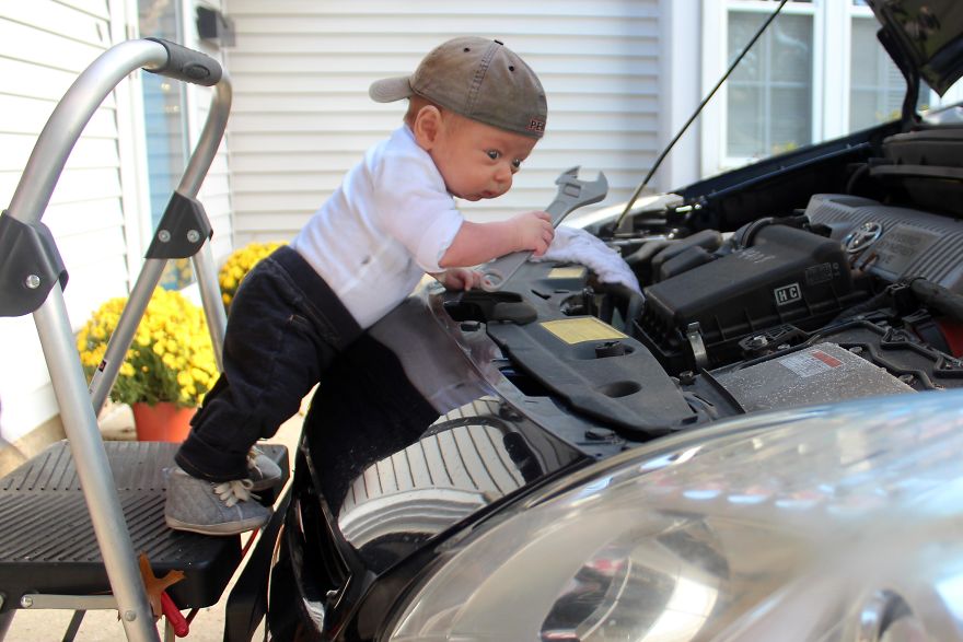 Малыш ремонтирует автомобиль