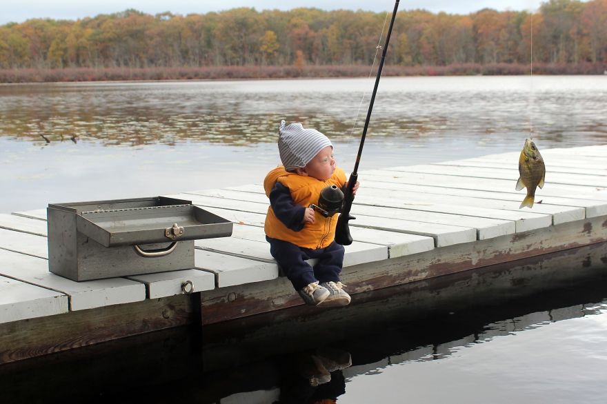 Малыш на рыбалке у озера
