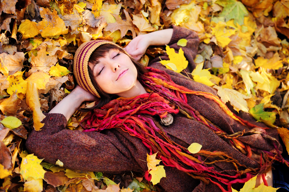 Девушка в осенних листьях