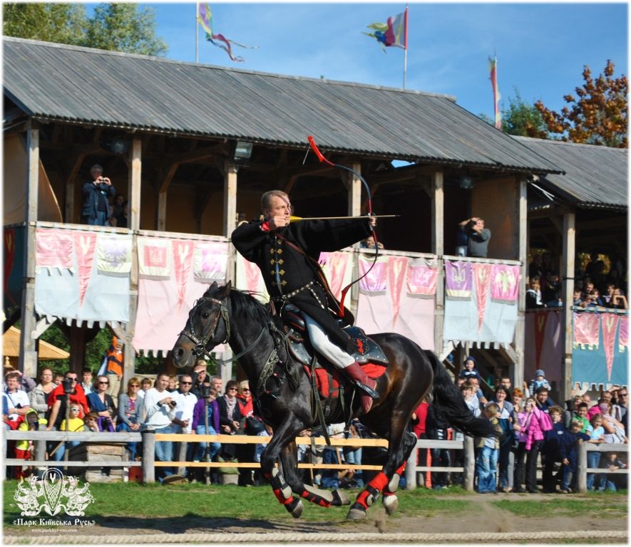 Лучник на лошади во время соревнования