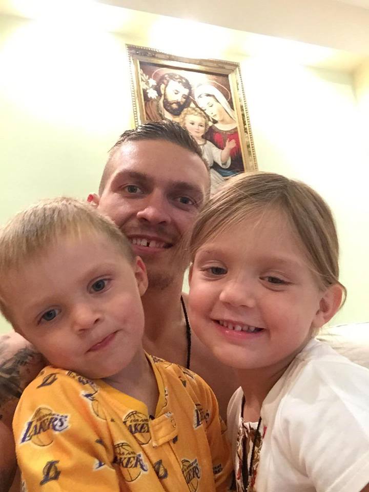 Олександр Усик з дітьми