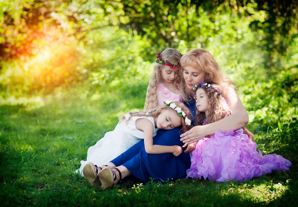 Екатерина Купченко с дочками тройняшками
