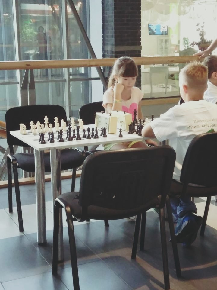 Девочка играет в шахматы