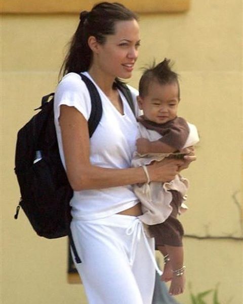 Приемный сын Анджелины Джоли Мэддокс в 2002 году