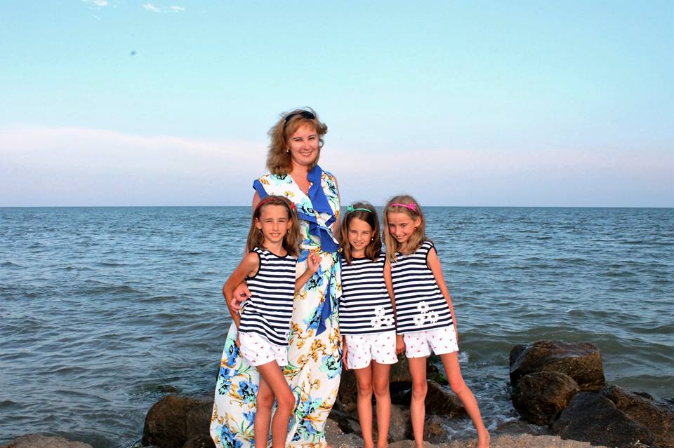 Екатерина Купченко с дочками-тройняшками