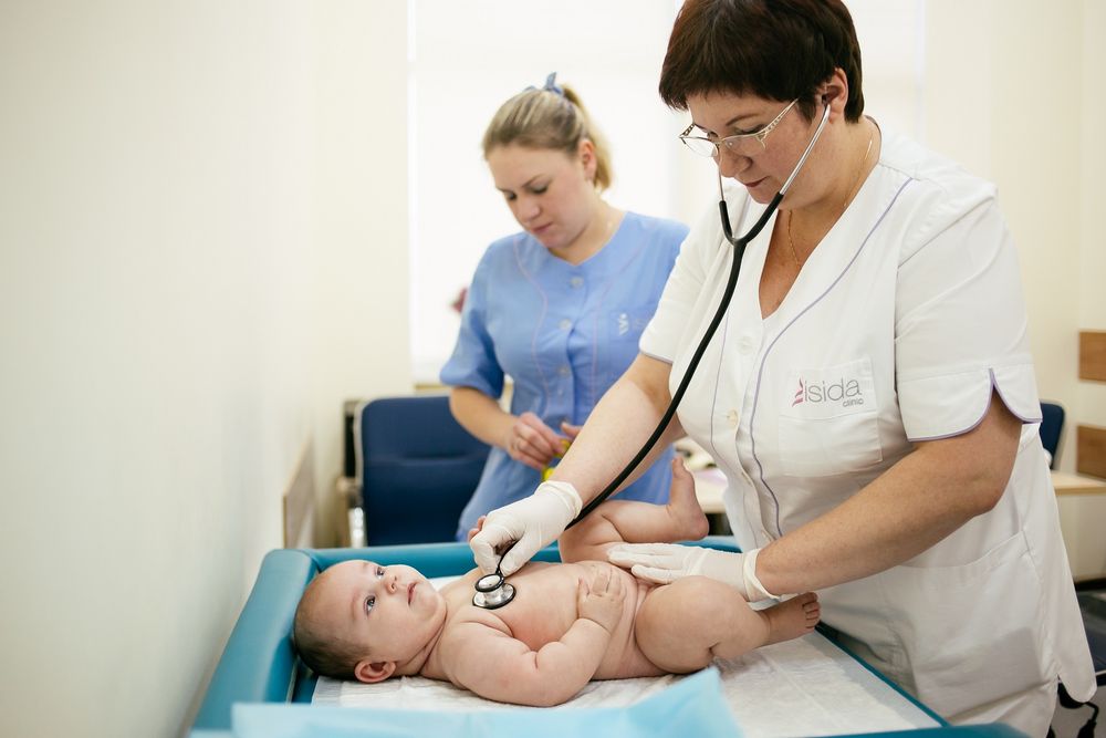 Педіатр оглядає малюка у клініці Ісіда