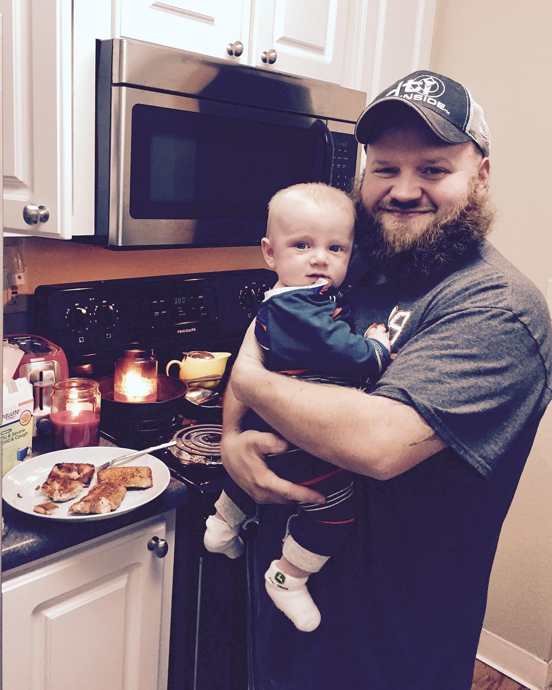 Папа с сыном на кухне