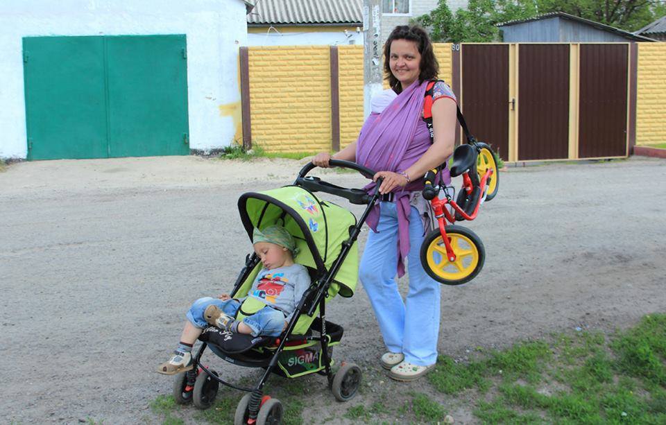 Мама с детьми в слинге и коляске