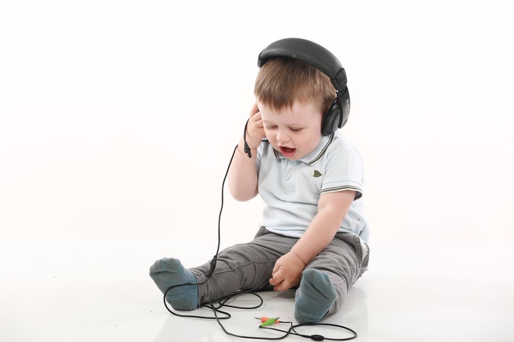 Ребенок слушает музыку в наушниках