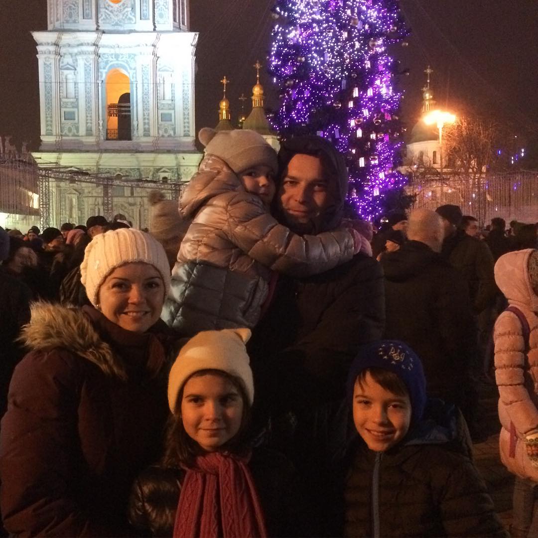 Маричка Падалко с семьей на Софийской площади