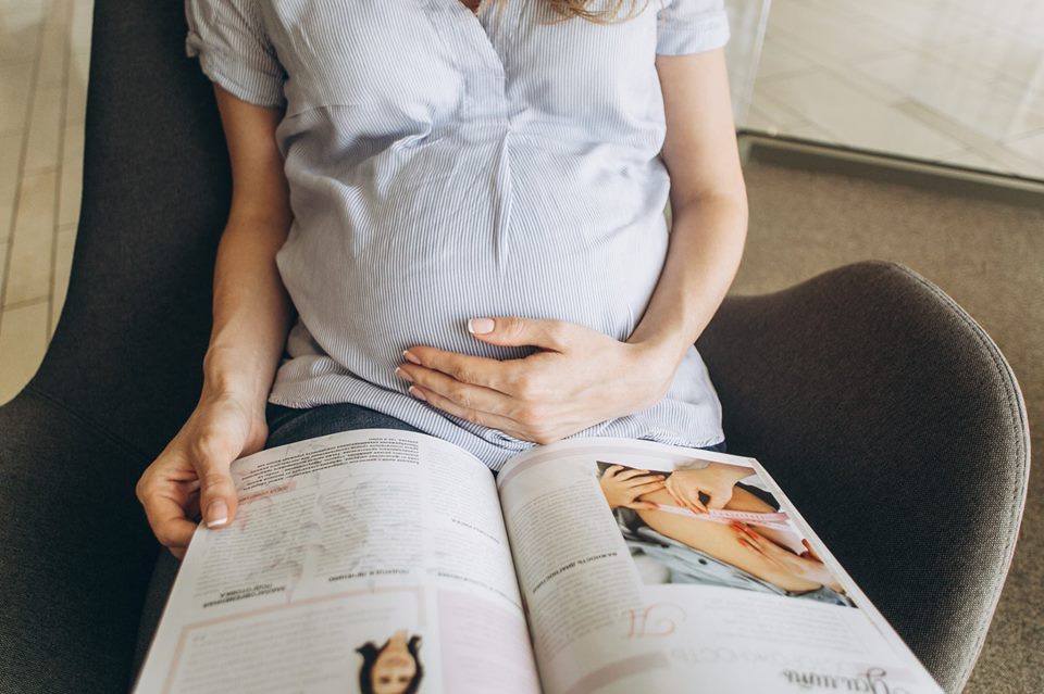 Беременная читает книгу