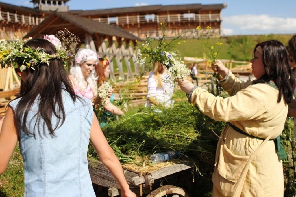 Девушки плетут венки на Ивана Купала в Парке Киевская Русь