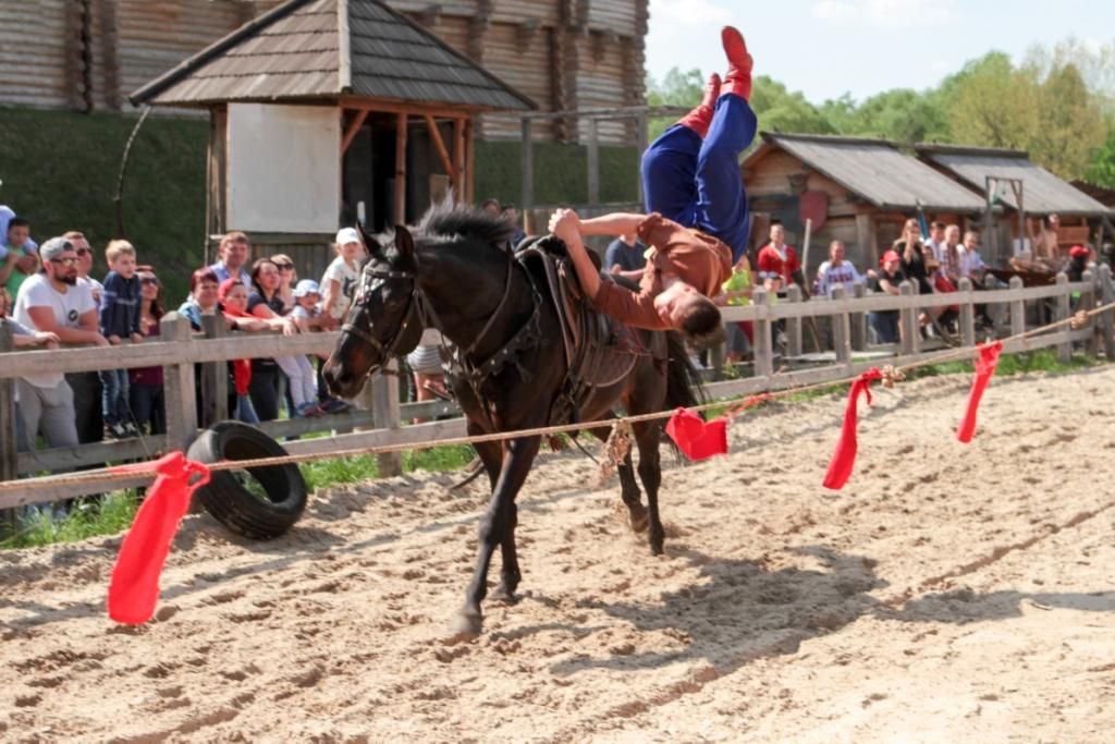 Трюки на лошадях от каскадеров в Парке Киевская Русь
