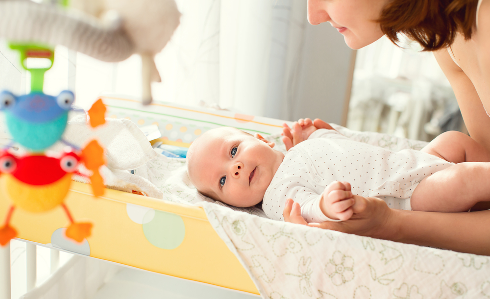 ​розвиток дитини у 3 місяці - іграшки та мобіль над ліжечком
