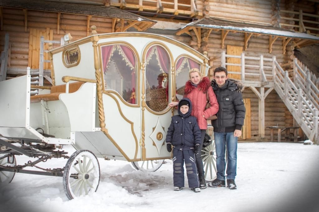 Семья возле праздничной кареты в Парке Киевская Русь