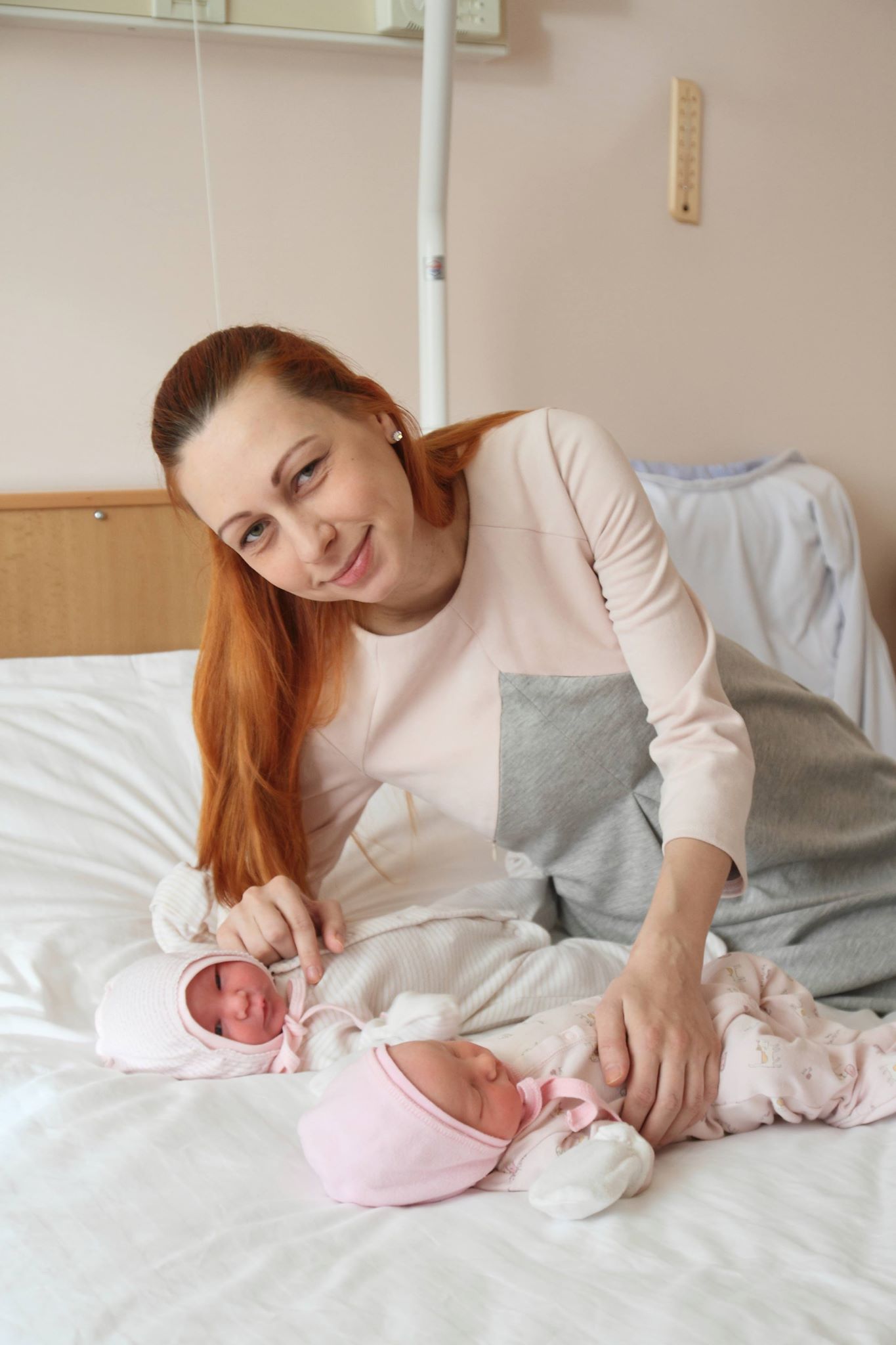 Анна Шевлякова с новорожденными малышками двойнятами