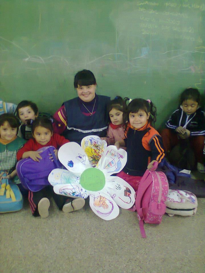 Ноелія Гарелла з дітьми в дитячому садку