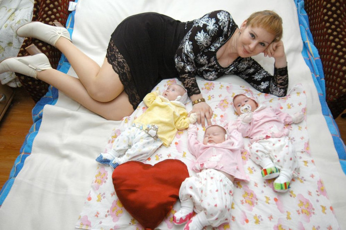 Екатерина Купченко со своими малышами тройнятами