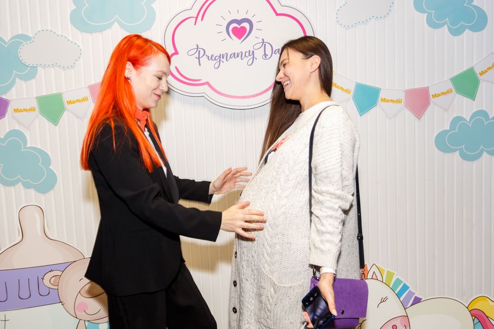 Светлана Тарабарова фотографируется с гостьей Pregnancy Day