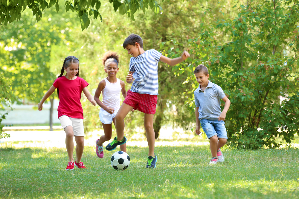Дети играют в Футбол в парке