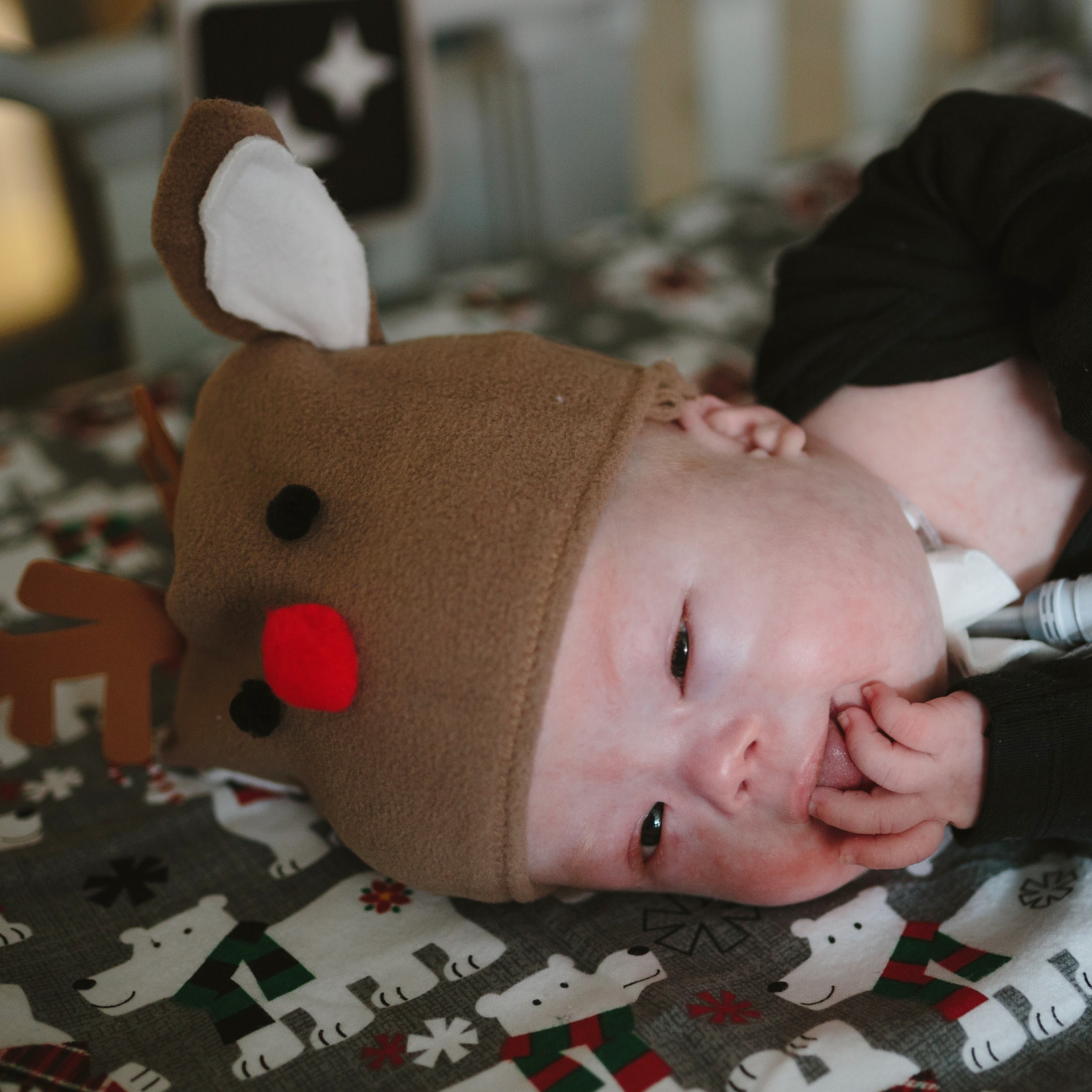  Младенцы и Рождество: медсестры одевают недоношенных малышей в праздничные наряды 