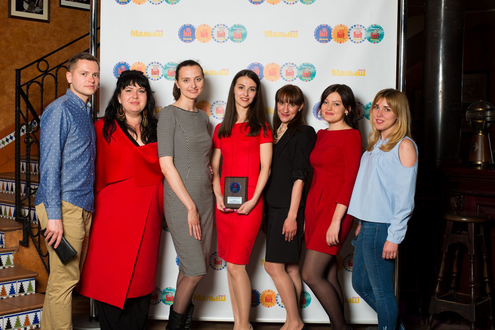 Команда Эдипресс Украина с некоторыми победителями акции Хит. Лучшее для малыша