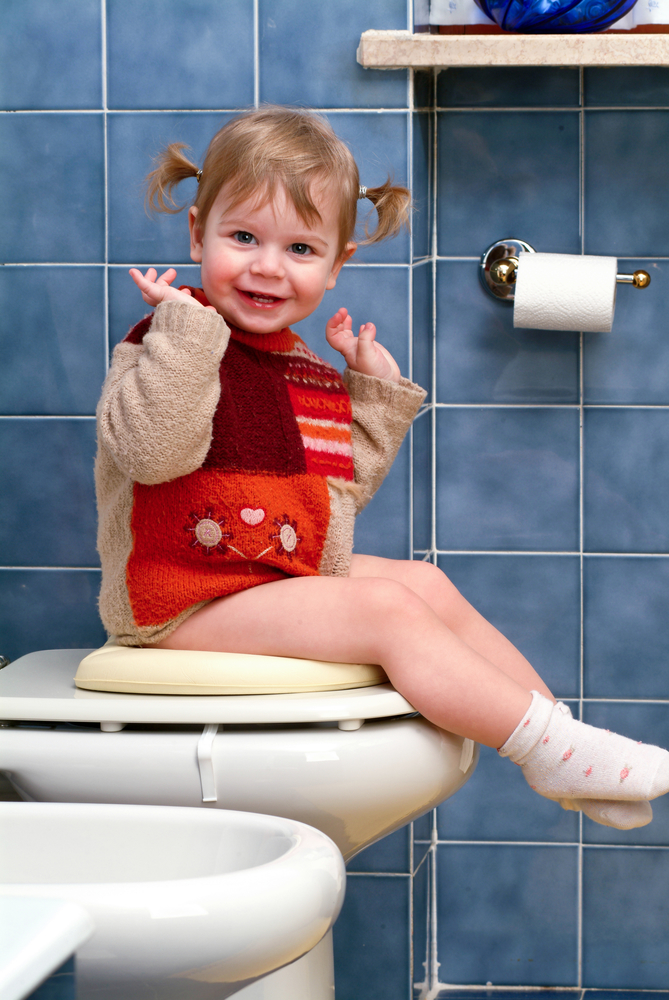 Ребенок с запором в туалете