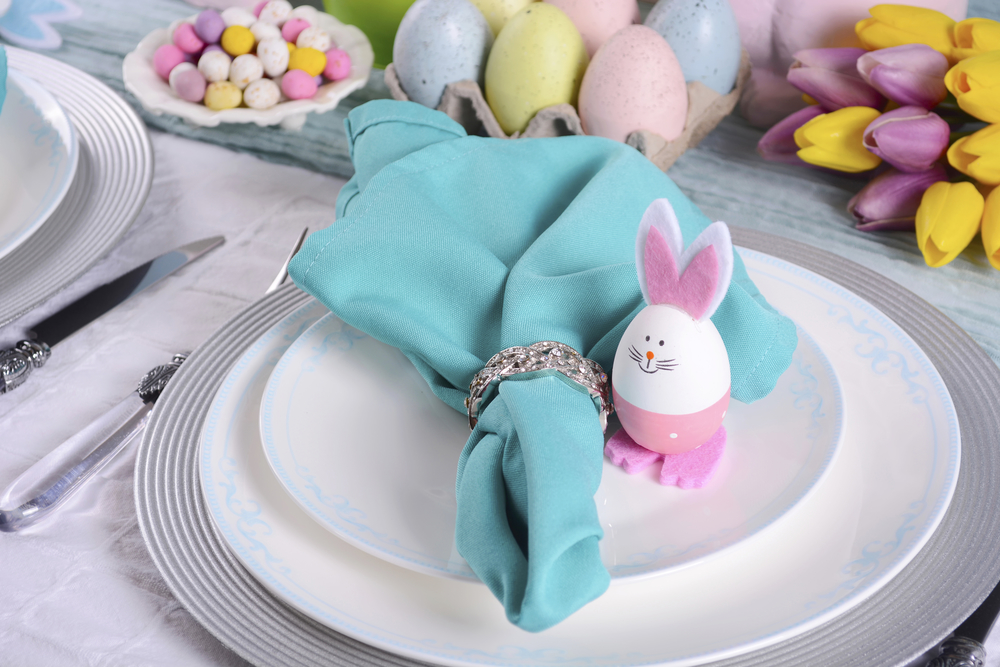 Яйцо в виде кролика на пасхальный стол