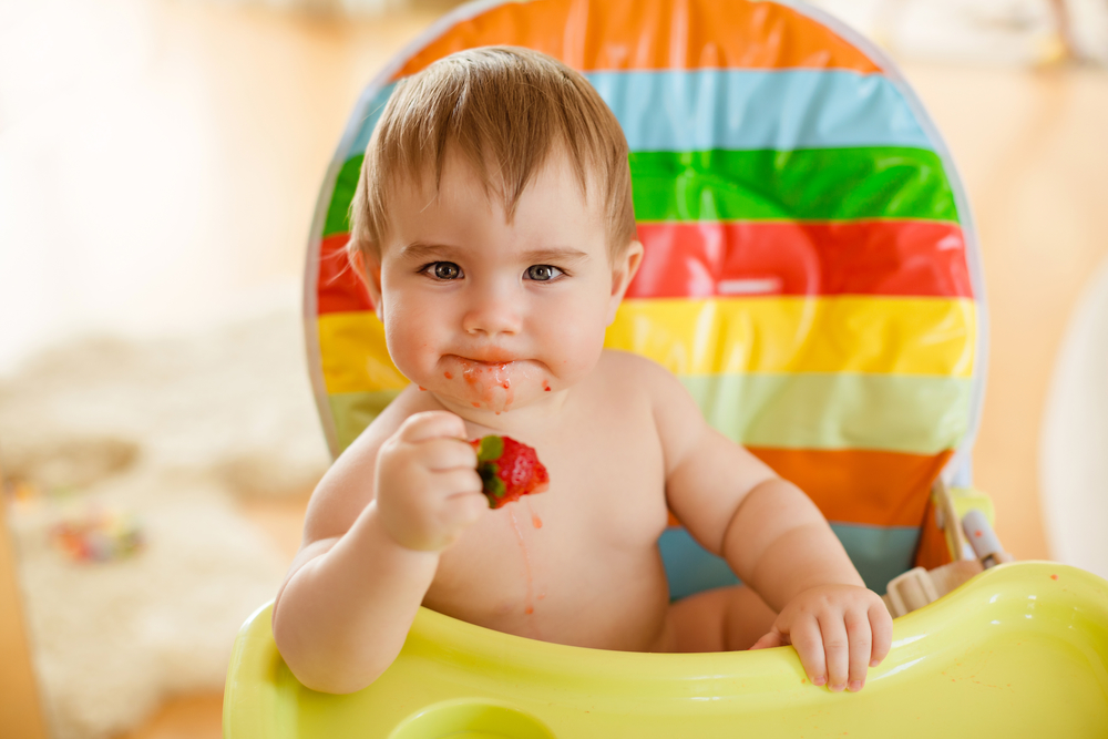 Малюк їсть полуницю
