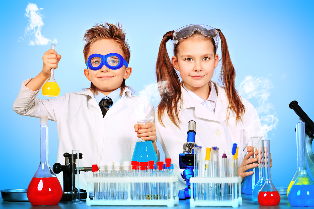 Дети ставят опыты по химии