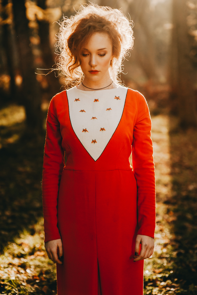 Дівчина в червоному в лісі - модні наряди для осені