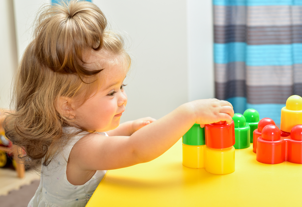 Дівчинка збирає кубики