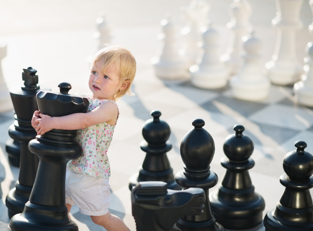 Дівчата грають у шахи - наполегливість у дітей