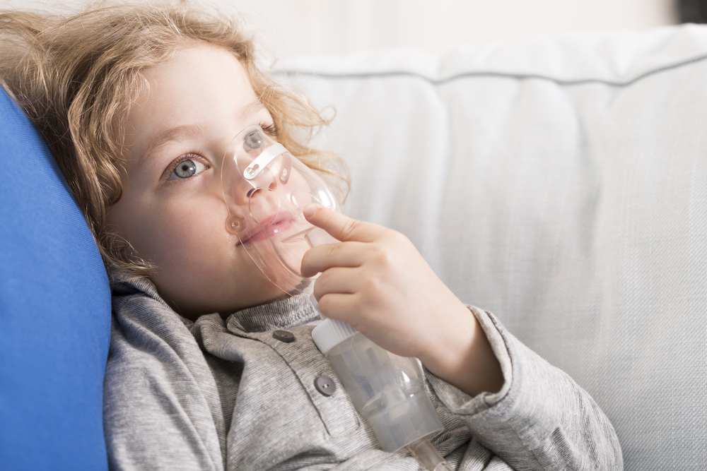Дівчинка з інгалятором - астма