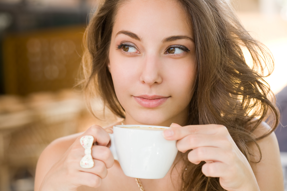 Женщина пьет кофе для профилактики рака груди