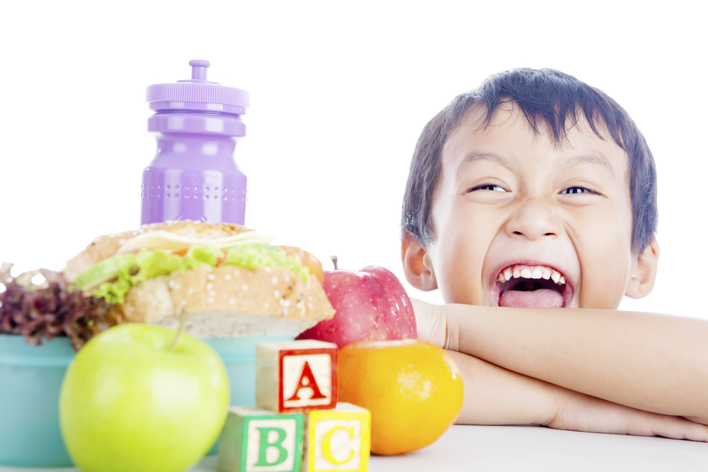 Питание для школьника - ребенок с овощами и витаминами