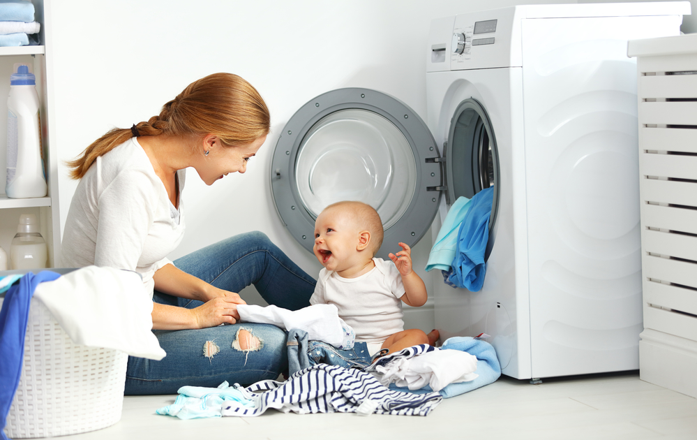 Мама с малышом стирают одежду