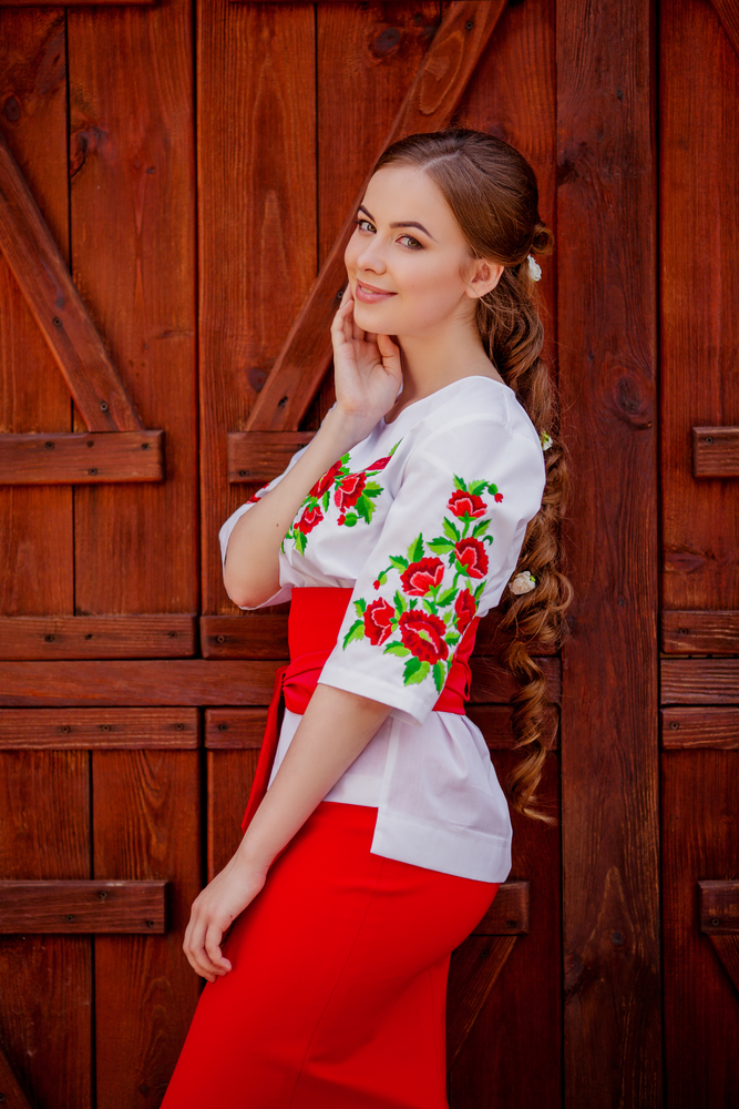 дівчина в червоно-білій українській вишиванці 
