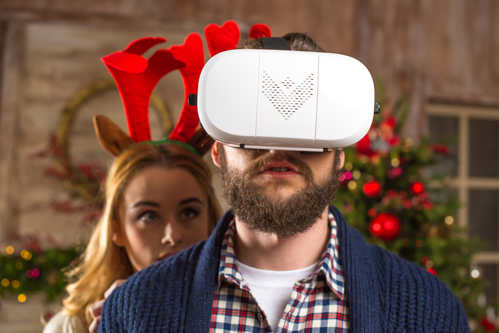 Парень в очках виртуальной реальности и девушка с рожкам оленя