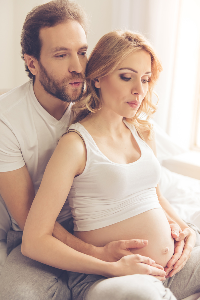 вагітна з чоловіком рахують ворушіння плода 