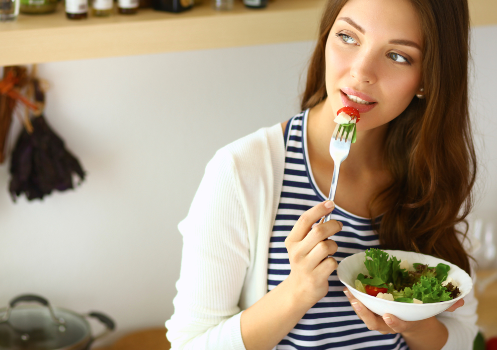 жінка їсть салат постить