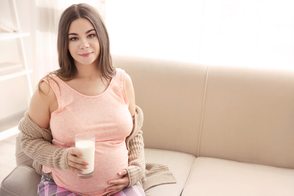 Беременная пьет молоко